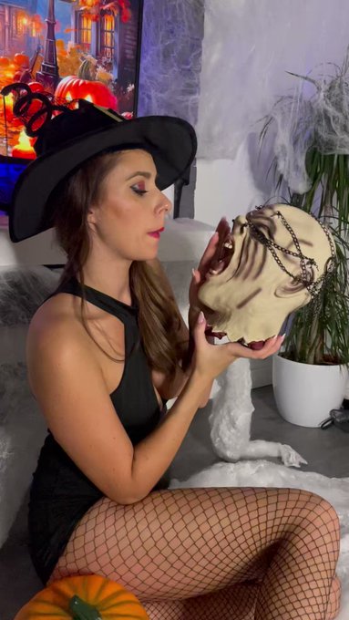 Hâte de vous montrer ma vidéo de sorcière super cochonne ? 
J’aime pas les mecs avec un visage trop parfait