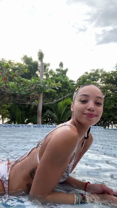 Happy mermaid ?‍♀️ https://t.co/ZSh6lRezSr https://t.co/OtlG4riFml