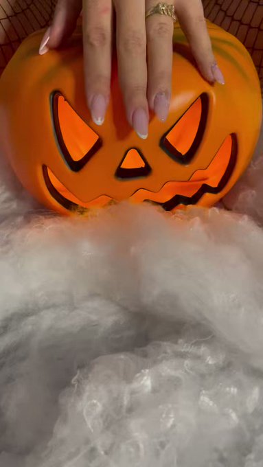 ?? 
J’ai comme une envie de me faire déchirer les collants 
J’aime trop ma nouvelle vidéo Halloween ?