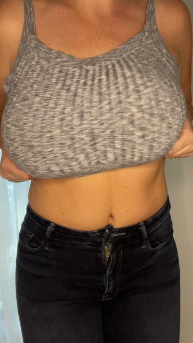 No bra day with this top ? https://t.co/VgFzRAmvGQ