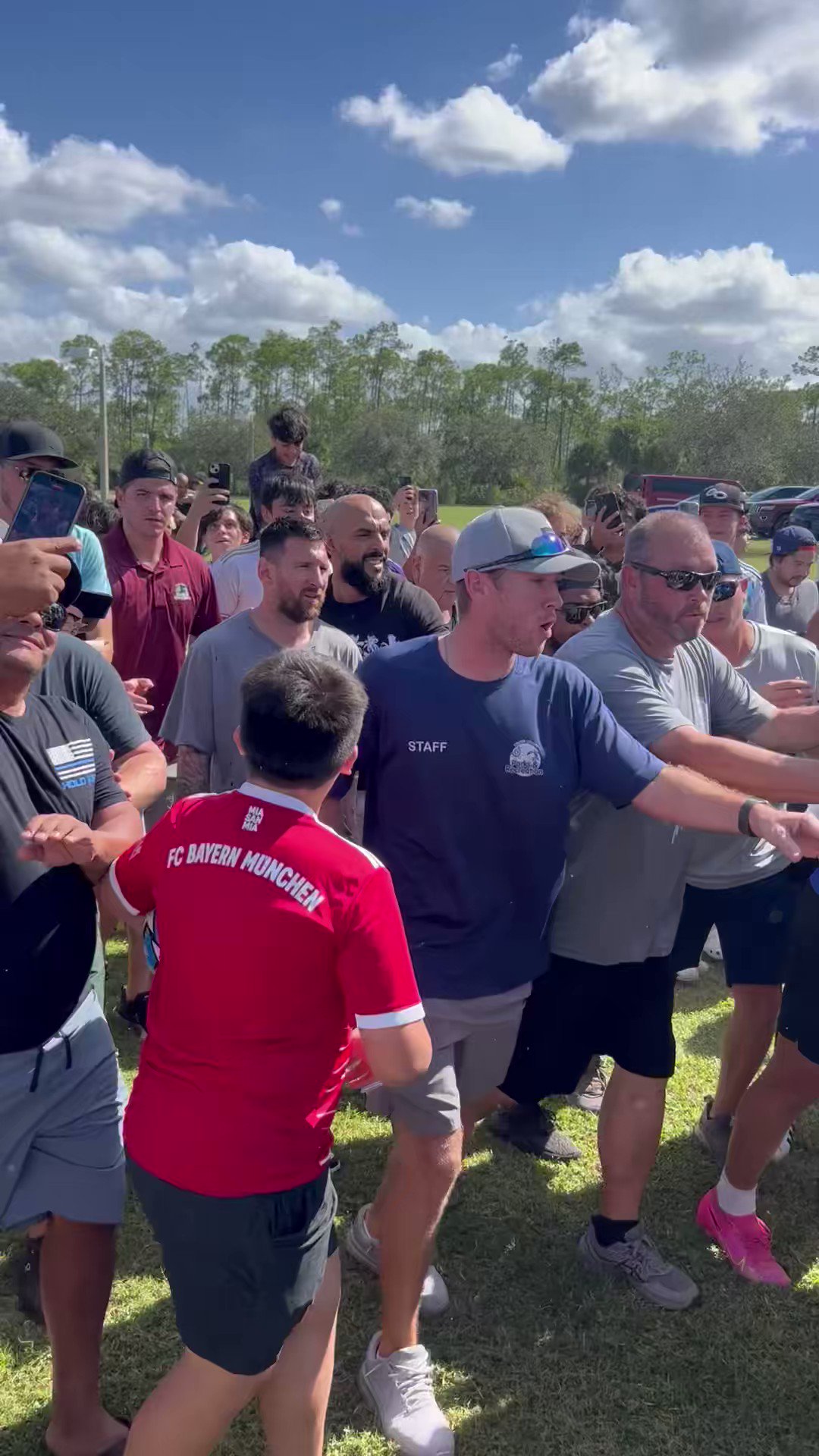 Diversión futbolística en familia: Lionel Messi juega fútbol con sus hijos Mateo y Ciro mientras ve a su hijo mayor Thiago en el 6º Torneo de Nápoles