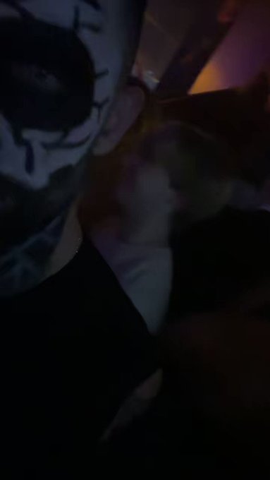 1 pic. At the party vs at home ???

https://t.co/VVAFgIJlWZ https://t.co/KaHlvw9aqV