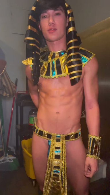 Strip club Halloween 👻🤑 https://t.co/WdkxSnsZpT