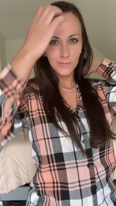 It&rsquo;s cold outside so I came in to warm up 😘 https://t.co/Q05qJNvNQs