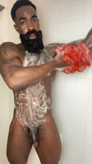Who wants to join me in the shower? 🧼 🚿 https://t.co/SXblixYKOP<a href="/tag/artisticreality"class="tags"><span>#artisticreality</span></a>