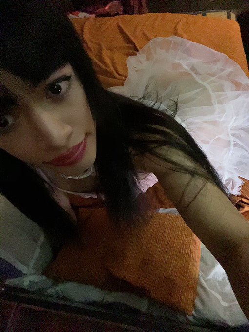 🎬 Videito en la camita 💗 con mi faldita blanquita y sin tanguita 🥰 💋 https://t.co/8LekuobQX1