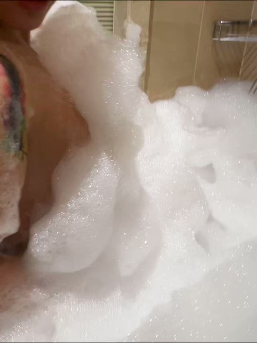 Sexy shower ?? RT BABY … FREE FREE FREE ?? https://t.co/zaAtyW6NTx