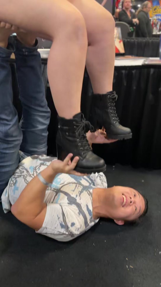 Had a professional #acrobat come by thata going for a #worldrecord (Rob Li? Came by with ). I was scared so i did something simple and let him be my #humanchair 😂