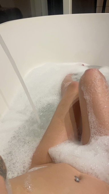 Ce bain est si grand ! Je pense me faire du bien avec le jet ! ? 

Rt si tu veux rejoindre ! ? https://t