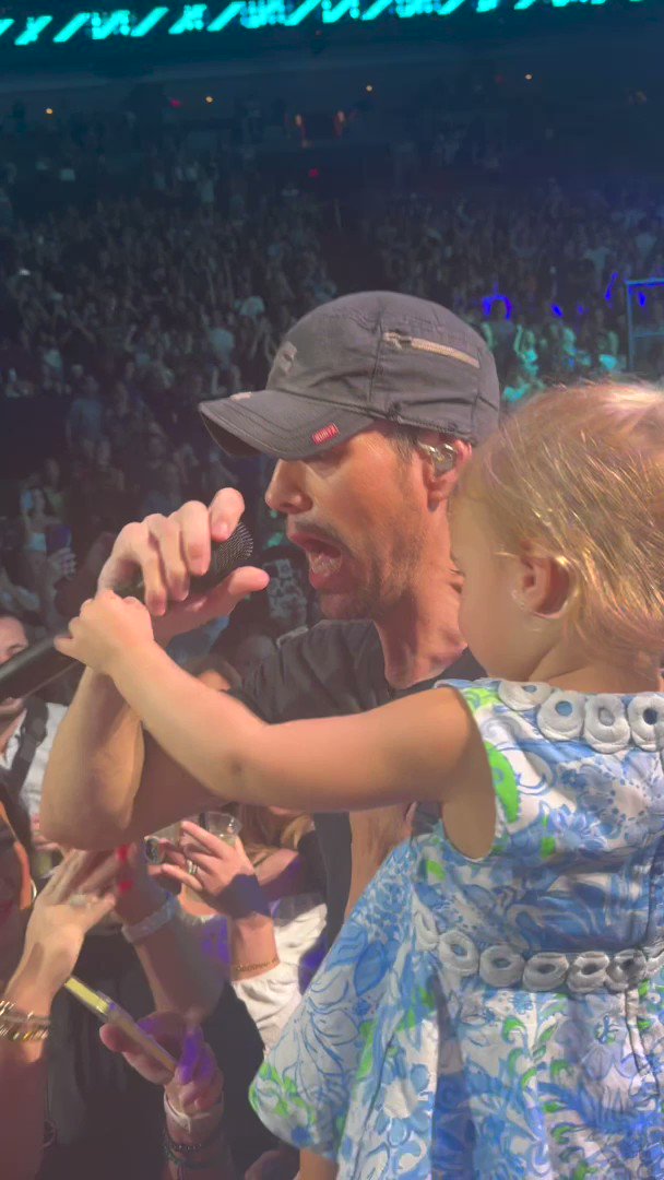 Enrique Iglesias Updates on X: .@EnriqueIglesias at the studio in Miami, FL yesterday. (11.27) / X