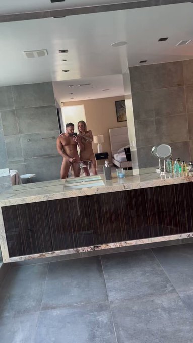 Wow @AngieBloomX lucky day ?

Full scene?

https://t.co/HxZOFVpUzr https://t.co/Zdxmqx7bTB
