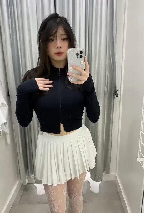 should i buy this top? https://t.co/IcYdo9djia