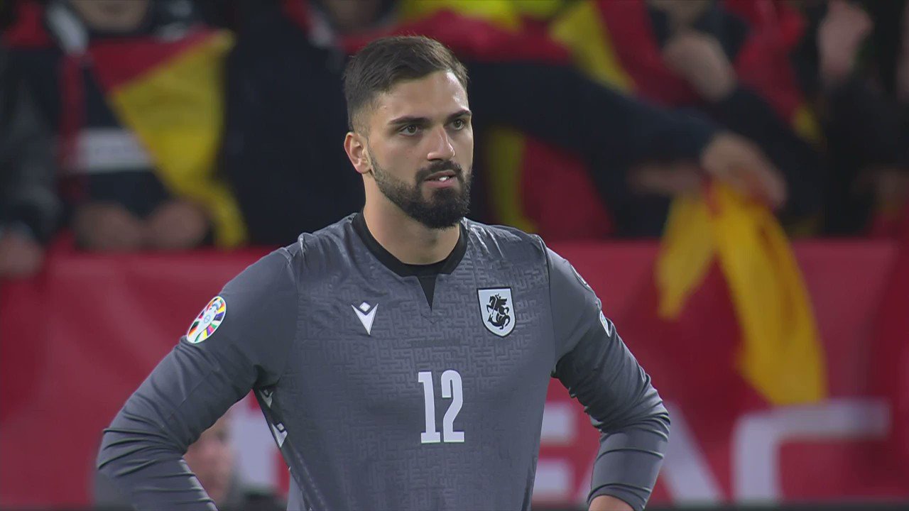 A burst of pace takes Kvaratskhelia past Spain's backline and he finishes it with composure 🇬🇪A beautiful left-footed pass into the back of the net to beat Unai Simón!