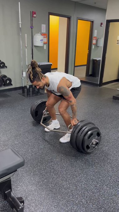 415 lbs new PR 😎  I&rsquo;m 170 lbs https://t.co/J9Pi9XnV0g