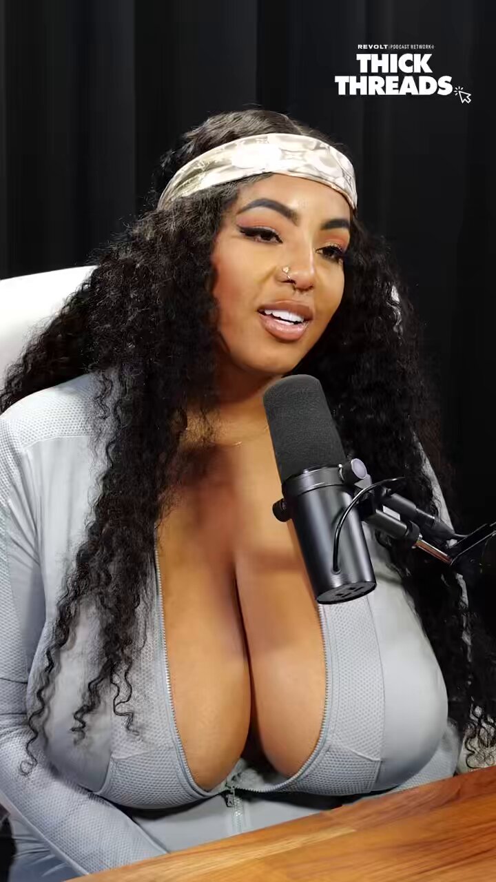 Persephanii Aka Thick Yonce on X: Boob popped out @PatsOnYaBack 😂  t.coymel1141jt t.co04api4oUuc  X