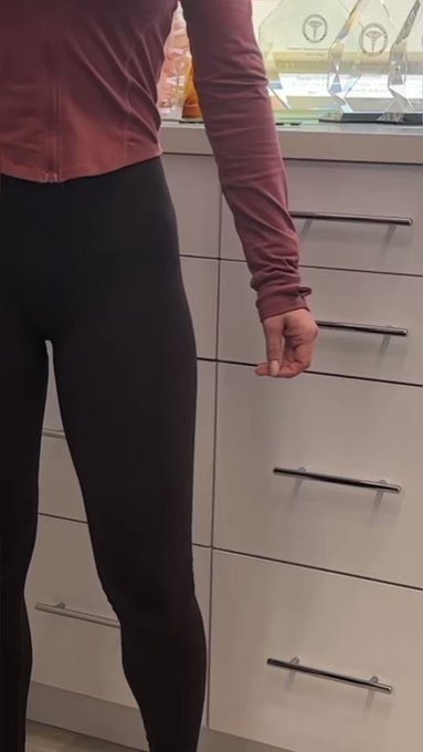 Can we also appreciate the recoil my butt has just from turning around IN COMPRESSION PANTS ?? https://t