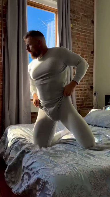 Who likes my Long John&rsquo;s? https://t.co/9pytLHa4pm