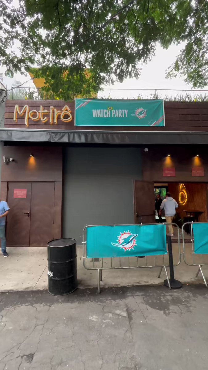 É HOJE! A primeira Watch Party oficial do Miami Dolphins no Brasil! 🐬  🇧🇷⁣ ⁣ Esperamos vocês para uma tarde de muito futebol americano…