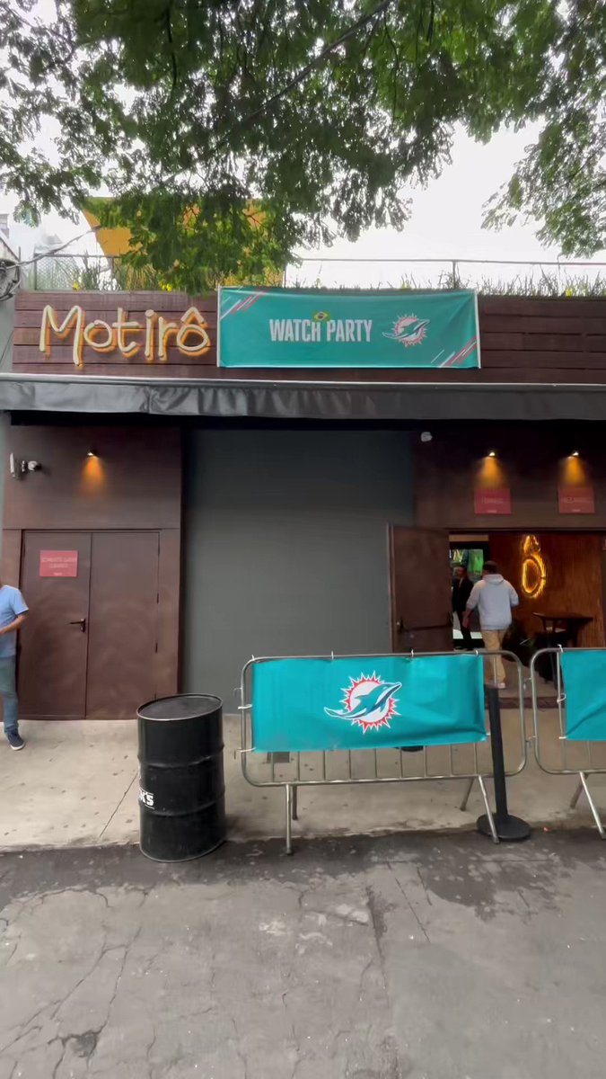É HOJE! A primeira Watch Party oficial do Miami Dolphins no Brasil! 🐬 🇧🇷 Esperamos vocês para uma tarde de muito futebol americano…
