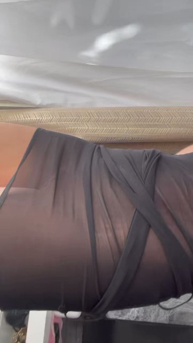 Robe très transparente aujourd’hui 
En live sur OF ce dimanche 

https://t.co/OGceCELO3d https://t.c