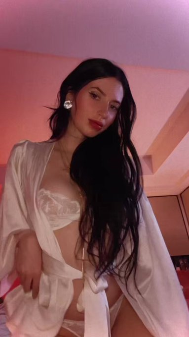 Some women were born to be muses 🕊️ https://t.co/i2rayxqfYC