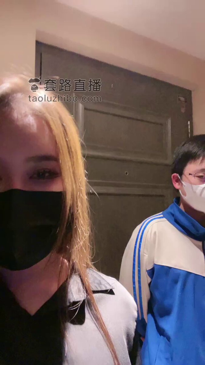 深圳处男门事件，18岁出道即巅峰，两个大姐姐真的太漂亮太骚了，给我看得热血沸腾，这小处男估计也是他人生最高光的时刻了。