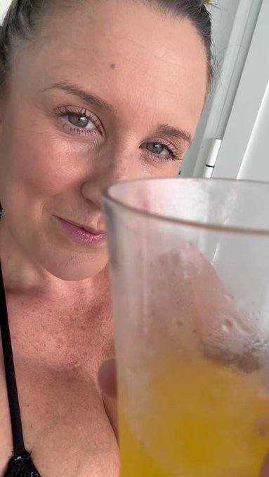 Cum hang with me this week on OnlyFans 👇  https://t.co/XoixAtn1ZK https://t.co/e4f5s64Moo