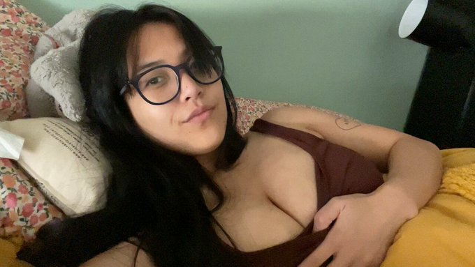 say hi if we can binge watch anime together ? https://t.co/SP3i9wbk7a