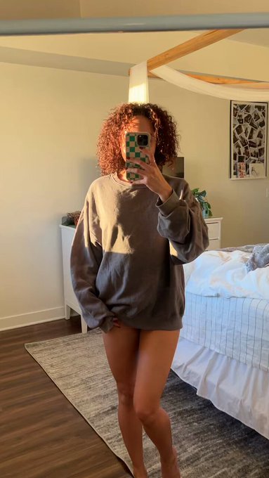 Favorite outfit big t shirt w nothing under https://t.co/nzzQwUKIIQ