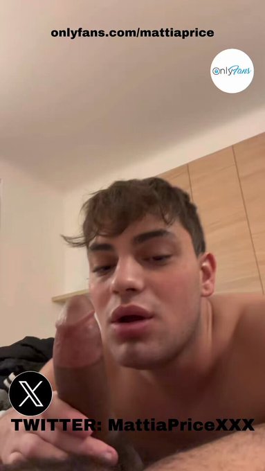 🇬🇧: This morning I woke up wanting cock, so the courier of Arab origin who brought me breakfast decided