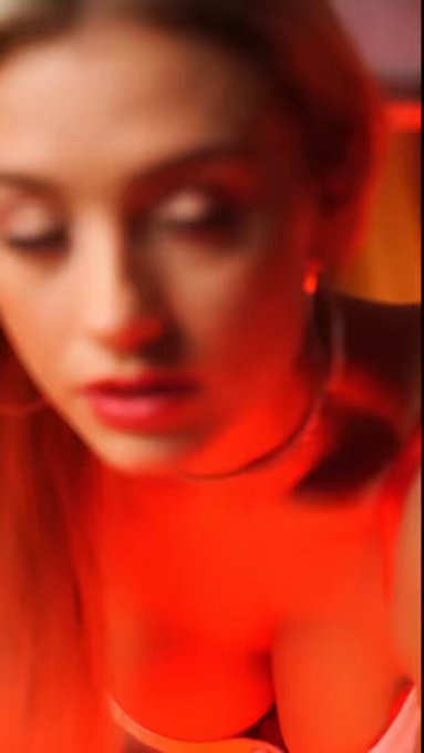 Do you think I&rsquo;m on the naughty or nice list ? 😈😇  Here you can find my wish list if you want to spoil<a href="/tag/amsterdam"class="tags"><span>#amsterdam</span></a>