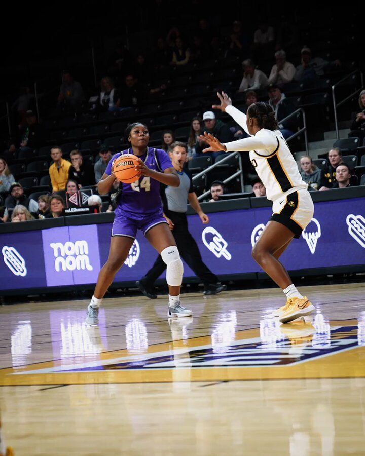 NAUDIA EVANS AT THE BUZZER 😱 #cbb #basketball #buzzerbeater