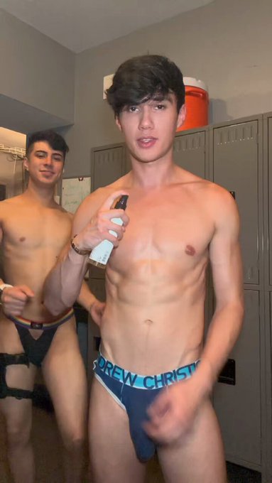 Come see me at Lucky Horseshoe tonight!!! Here now until 2am https://t.co/dm8meUINoF