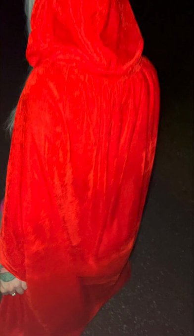 Did you see Little Red Riding Ho get fucked???

https://t.co/E0M0c1qiSF https://t.co/7PYAGe1CNq