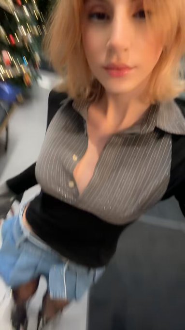 Merry Christmas to my  horny fans first 10 new Subscribers get a special Christmas gift from me yours