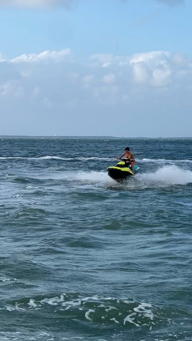 Jewelry goes in sport mode 🌊 https://t.co/BBWLdtZ1Pm https://t.co/E4ajKwKmj0