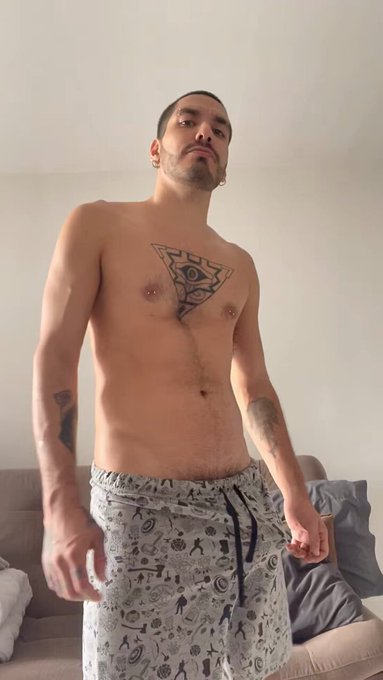 Me lo va mamar o qué ? 

https://t.co/5ZM9c8ORnQ https://t.co/wihQsHo1oI