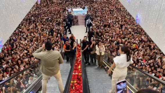 ABS-CBN News on X: "LOOK: "Rewind" lead stars Dingdong Dantes and Marian Rivera greeted by a huge crowd in their visit in Pampanga, as they continue to promote their MMFF movie. |