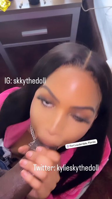 Don&rsquo;t I look so pretty with a 🍆 in my mouth 😋 Fort Lauderdale 📍 https://t.co/PGOVK1UdjB