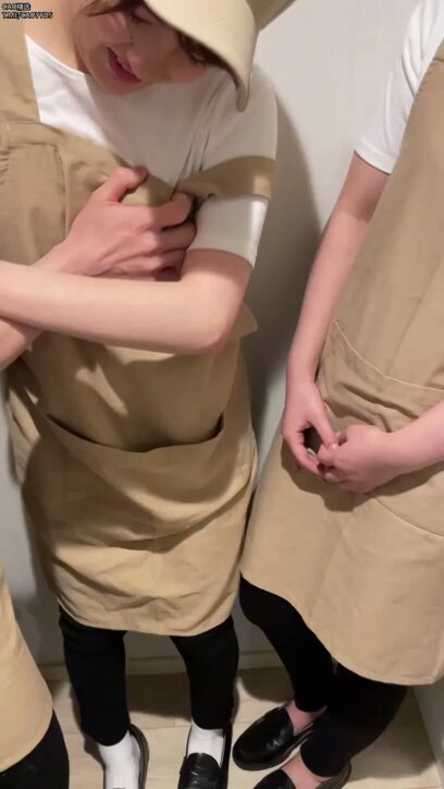 「长视频」国产推荐~
咖啡店2位小姐姐下班被经理叫到后面开会!
被经理强行脱掉衣服开干!!!