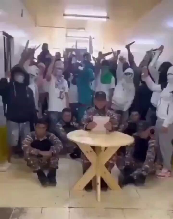 [問卦] 厄瓜多爾毒販綁架執法人員 嗆聲總統