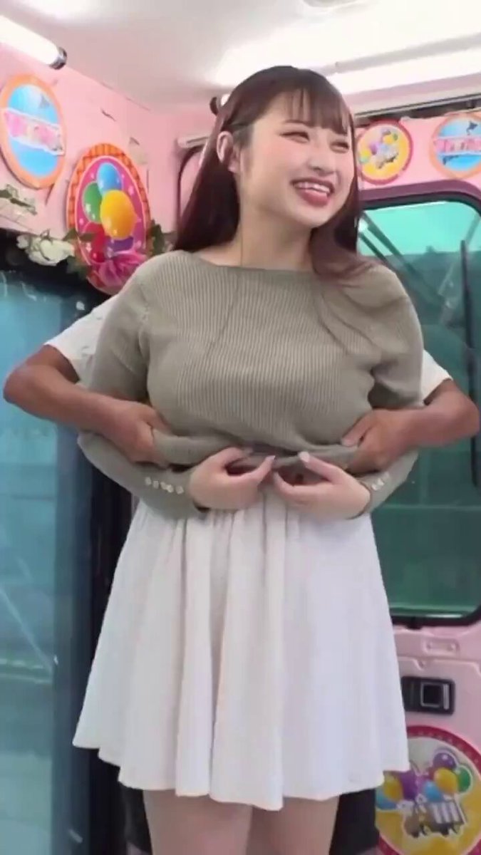 頼んだらおっぱい見せてくれた爆乳女子。