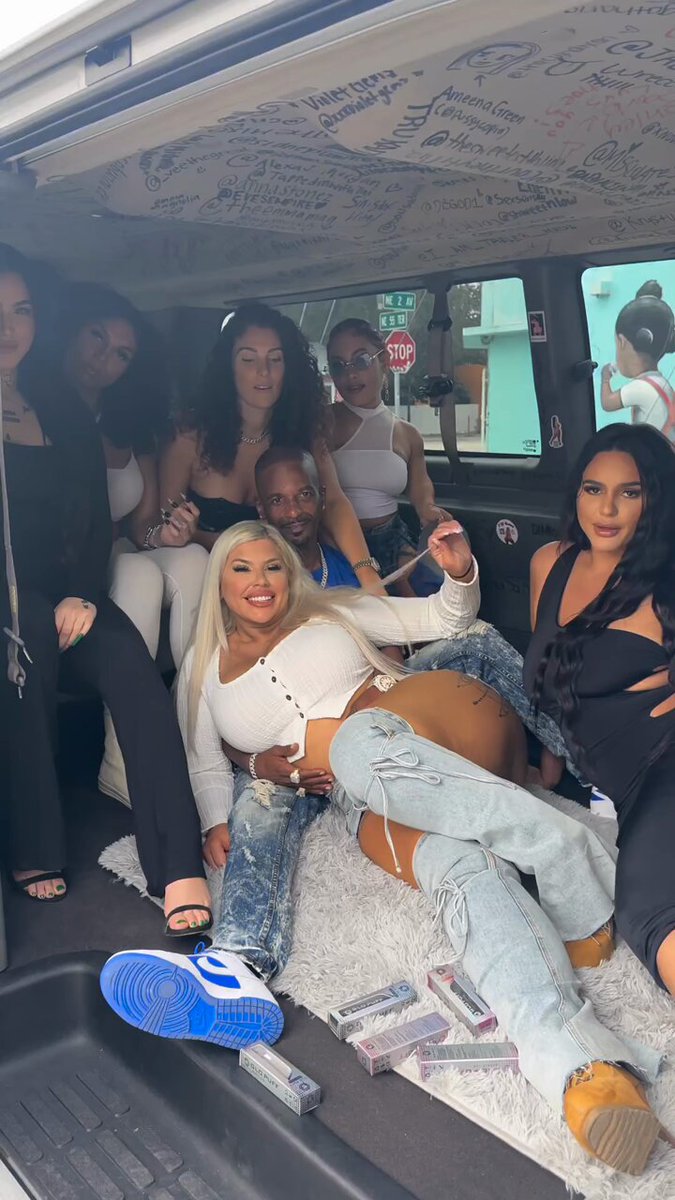 The Menace 🥷 on X: Charleston White in the Fanbus with Onlyfans girls  😳😭😭😭😭 t.cobpKl5BfOuX  X