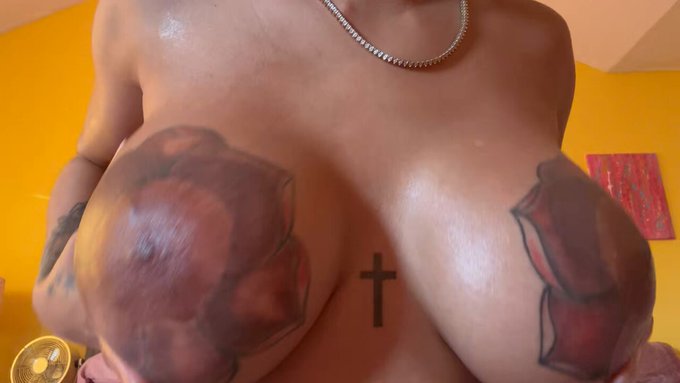 Happy Titty Tuesday 11:45 &hearts;️ https://t.co/GO8iG2FeGS