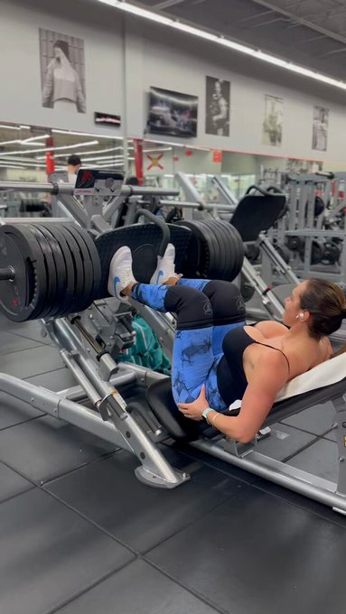 I’m not messing around in the gym!! Gotta keep building the rest now..???????‍♀️ #gymgirl #gymlife #FitnessFriday