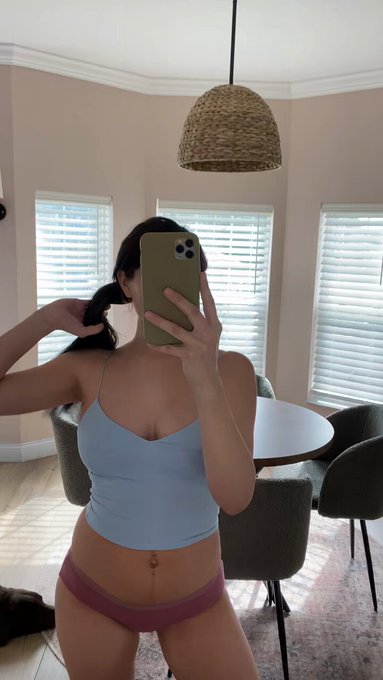 1 week postpartum. ??‍♀️ https://t.co/OKpJ6vAX5t