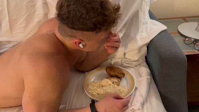 The key to a successful gay cruise is snacks, nap… then party!  
@FelixFoxXXX https://t.co/J2g9KAQB7