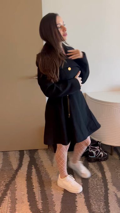 My outfit today for the booth. Rockin&rsquo; the kicks https://t.co/6sOMkf6F0E