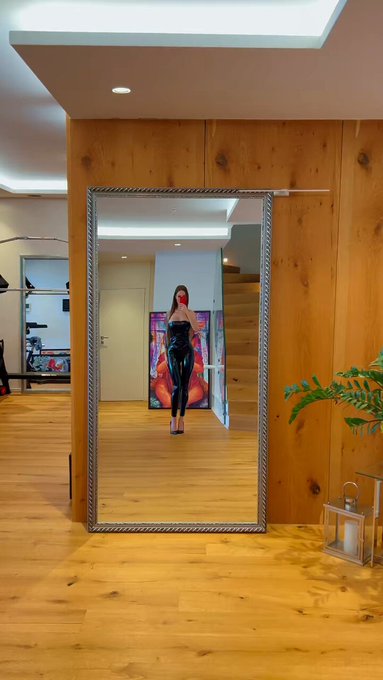 Do you like my outfit? ? 
#leggings #shinyclothes #catwalk https://t.co/TmySISTmYM
