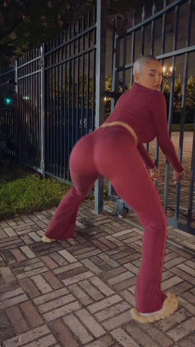 on or off? 🍑 https://t.co/6nO6w32MG6